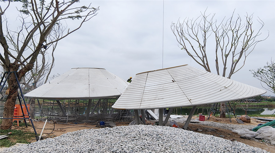 三亚海棠湾UHPC预制构件遮阳立面挂板安装完工效果惊艳亮相